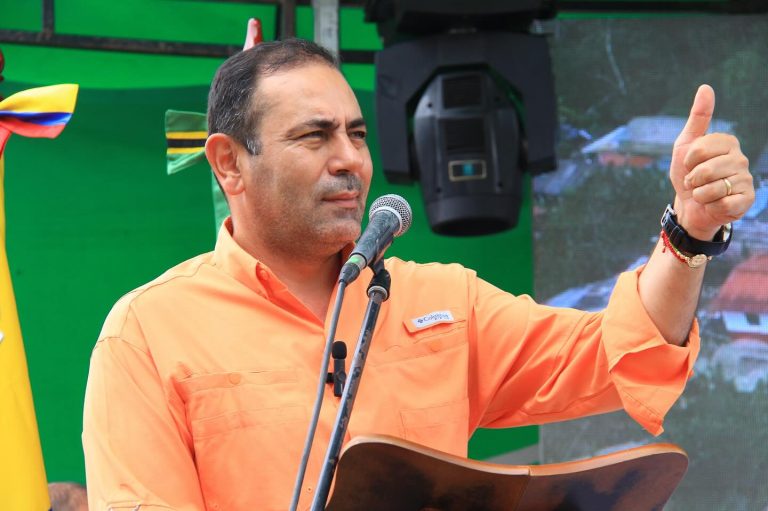 Mayor cártel de la droga colombiano extrae oro de un área protegida, afirma gobernador local