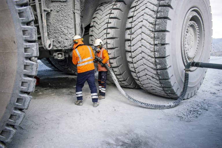 Minería formal empleó de manera directa un total de 232,288 trabajadores en mayo