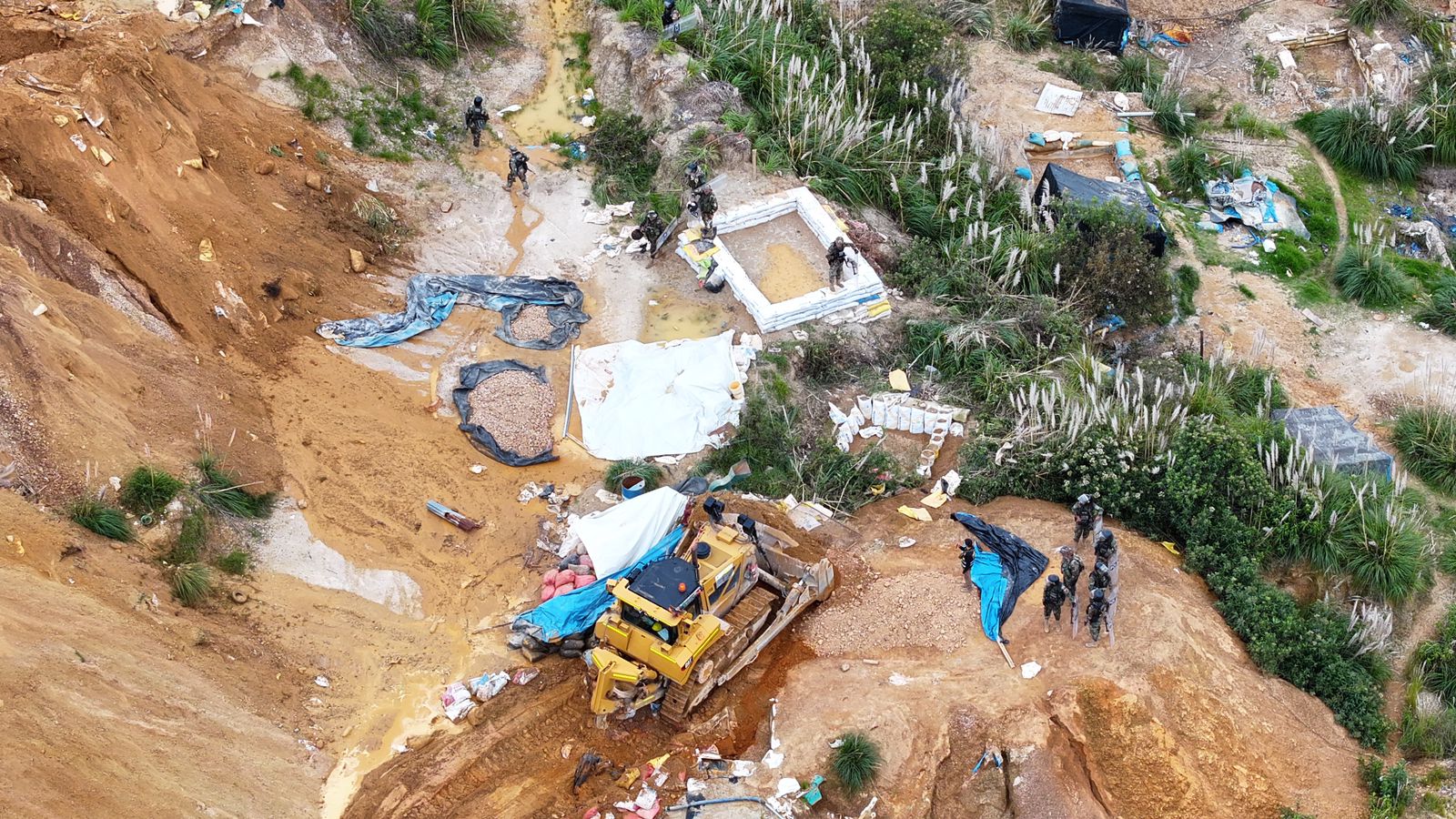 Policía ambiental y efectivos de la Dinoes destruyó campamentos de minería ilegal en Huamachuco