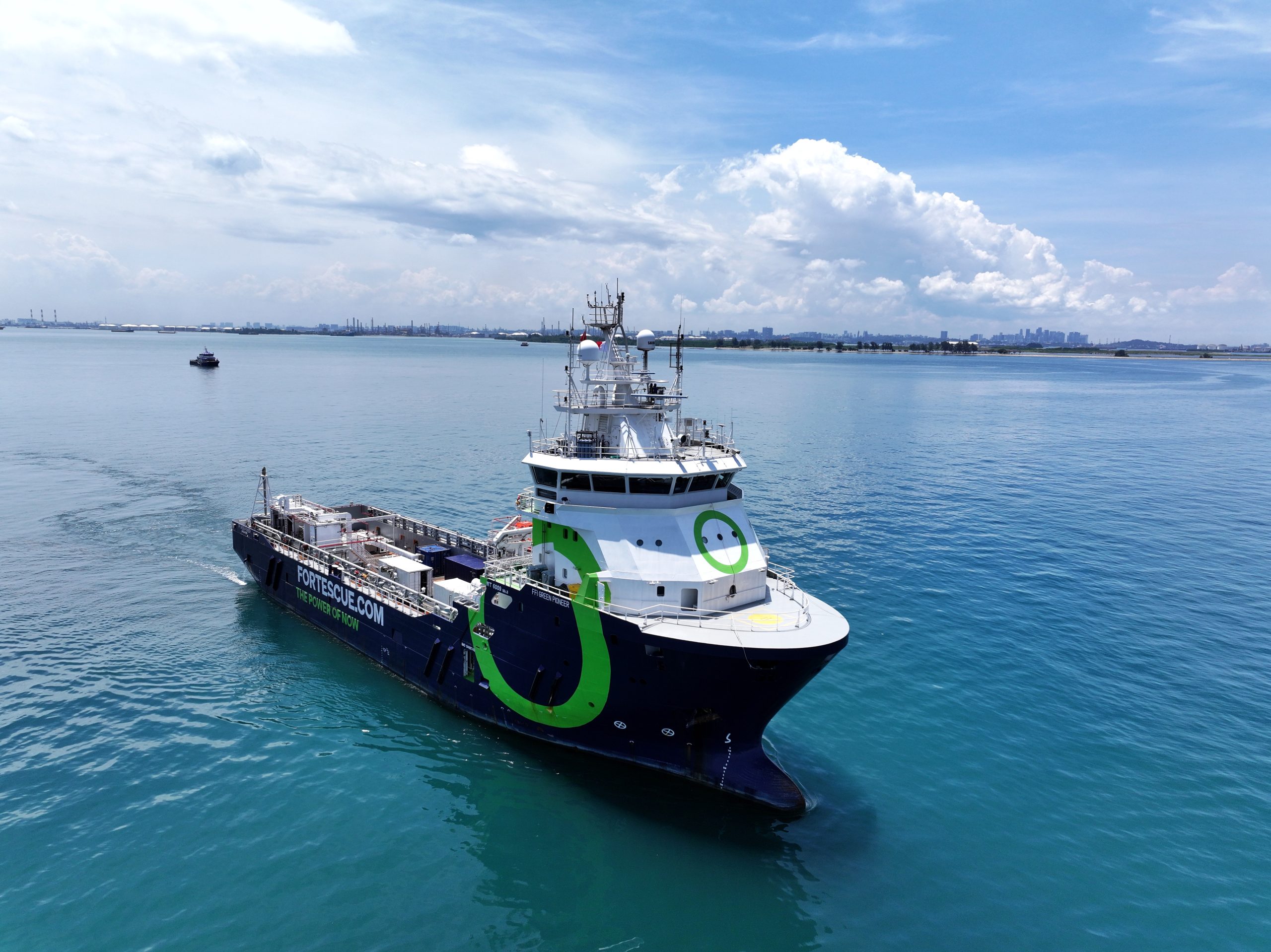 Completan pruebas de propulsión y maniobrabilidad del buque de combustible dual de amoníaco de Fortescue en el puerto de Singapur