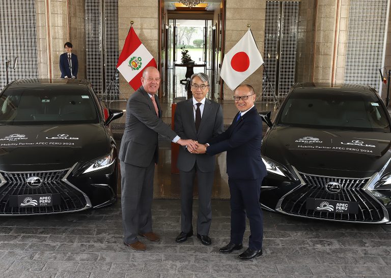 Toyota del Perú y el Ministerio de Relaciones Exteriores firman convenio para garantizar movilidad durante el APEC