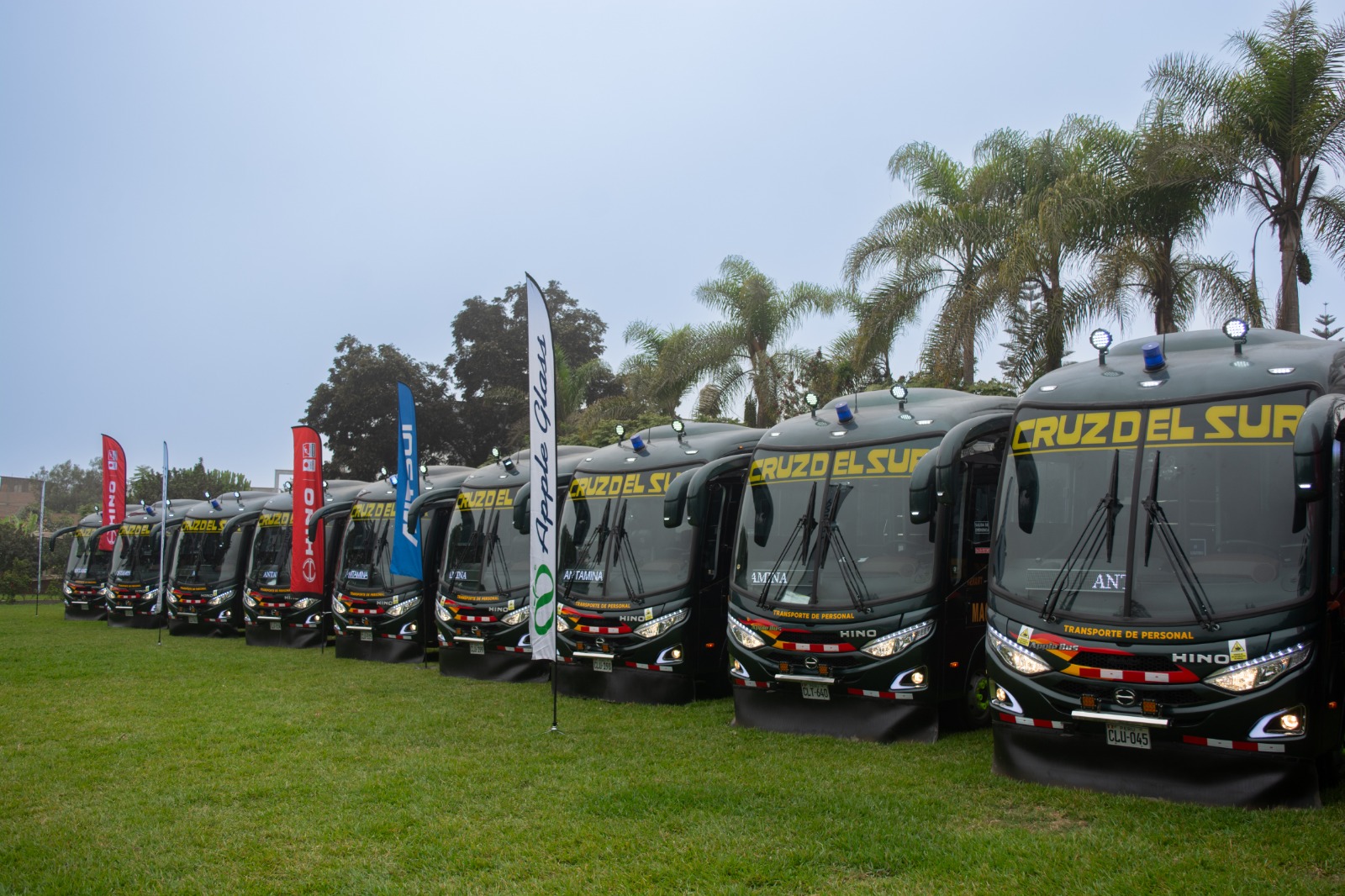 HINO entrega 42 buses a Cruz del Sur para transporte de personal de Antamina