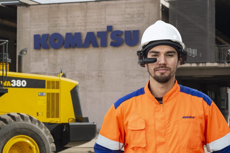 Komatsu lleva el soporte técnico de equipos a un nuevo nivel con “smart glass”