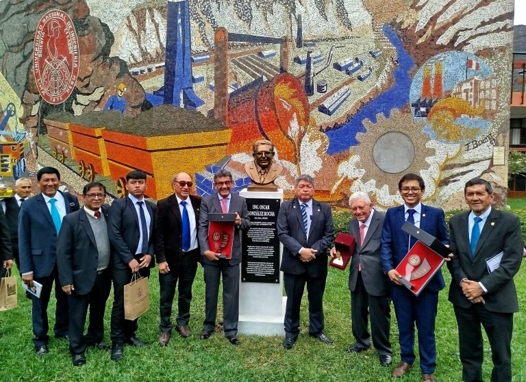 Promoción de ingenieros de minas de la UNI develó busto en homenaje al Ing. Oscar González Rocha