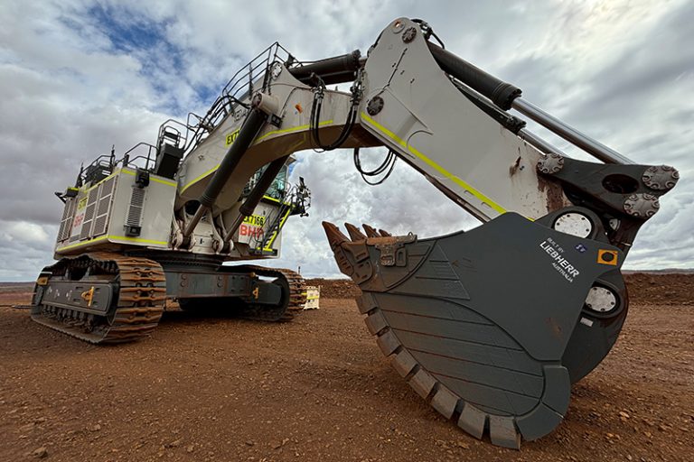 Liebherr entrega primera excavadora eléctrica a BHP