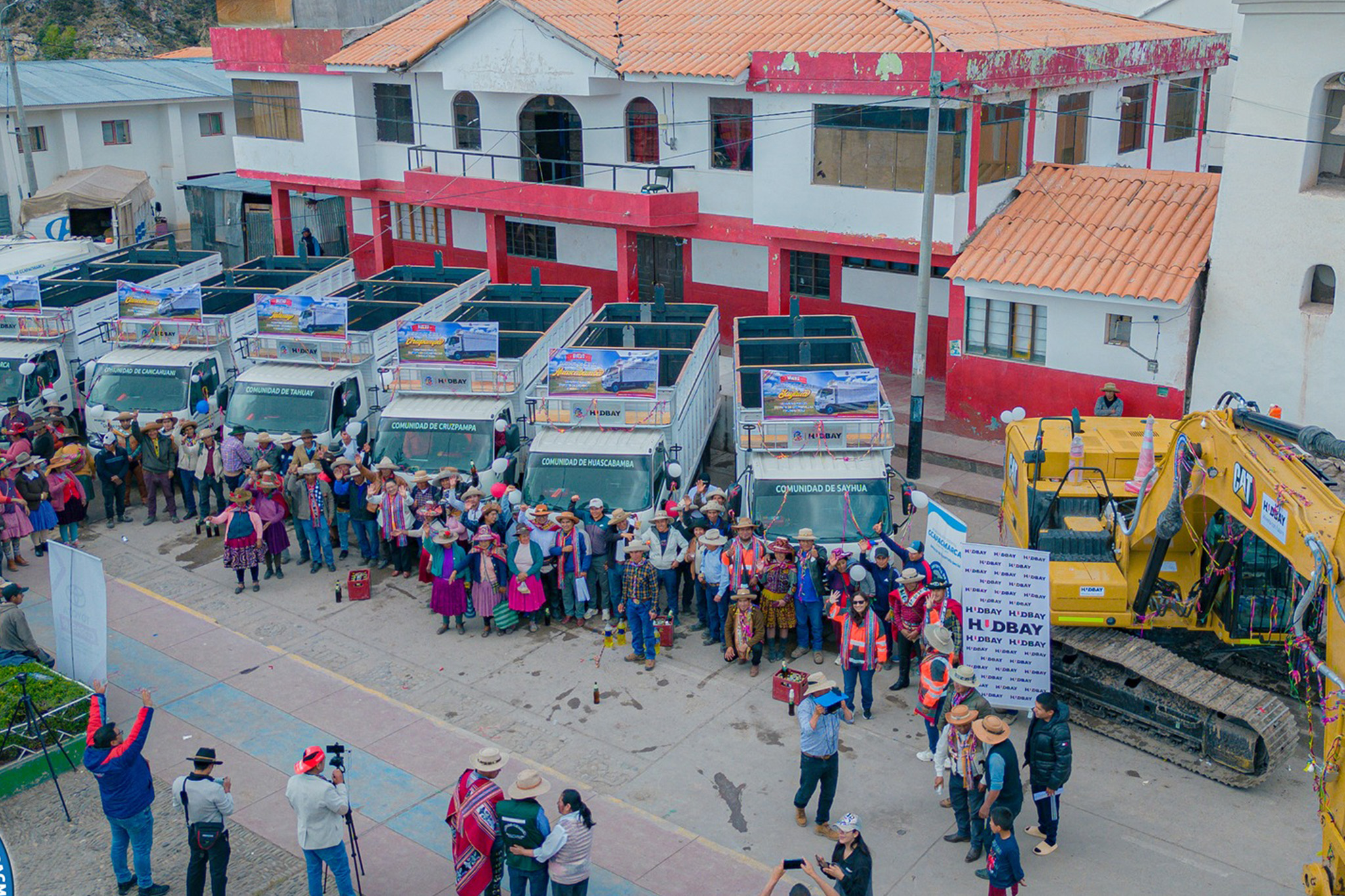 Hudbay Perú entrega seis camiones de carga y una excavadora hidráulica para distrito de Ccapacmarca