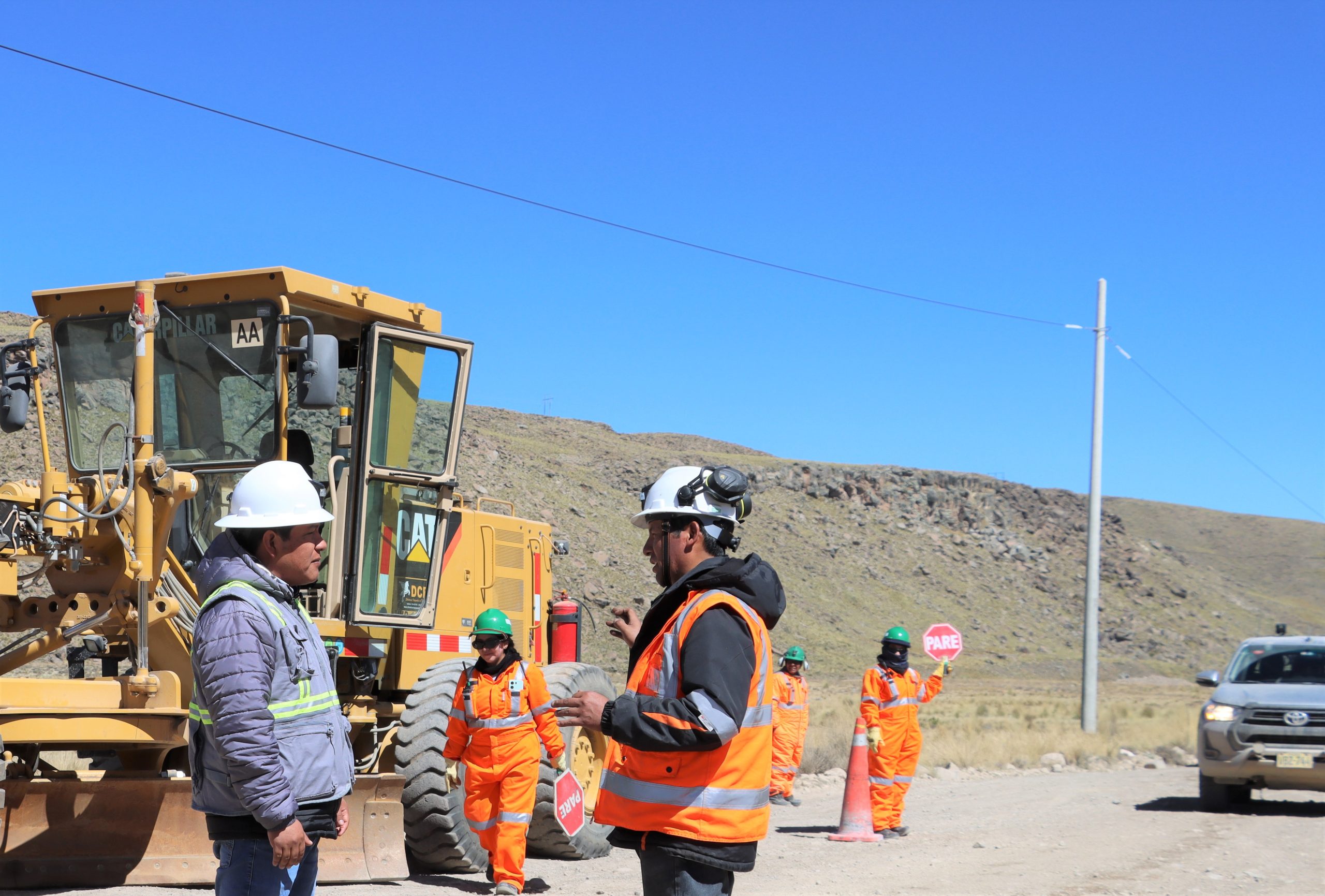 Minera Bateas contribuye a los trabajos de mantenimiento en la carretera Vizcachani-Callalli-Sibayo-Caylloma