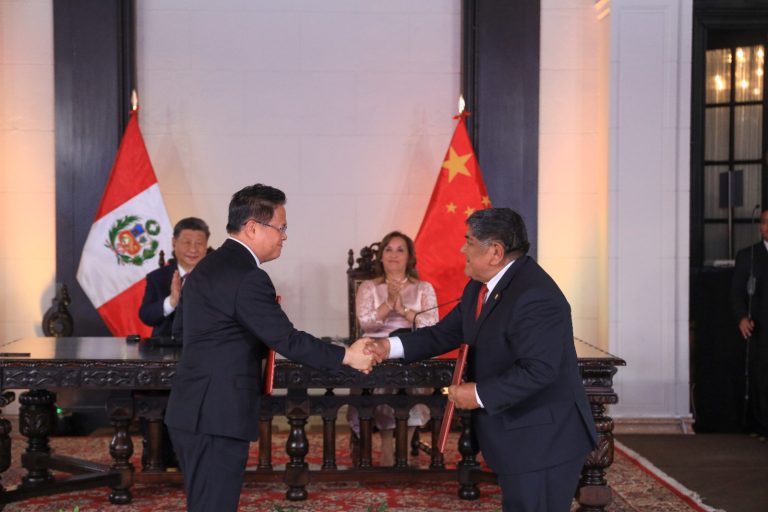 Perú y China suscriben memorando de entendimiento sobre promoción de inversión en minería