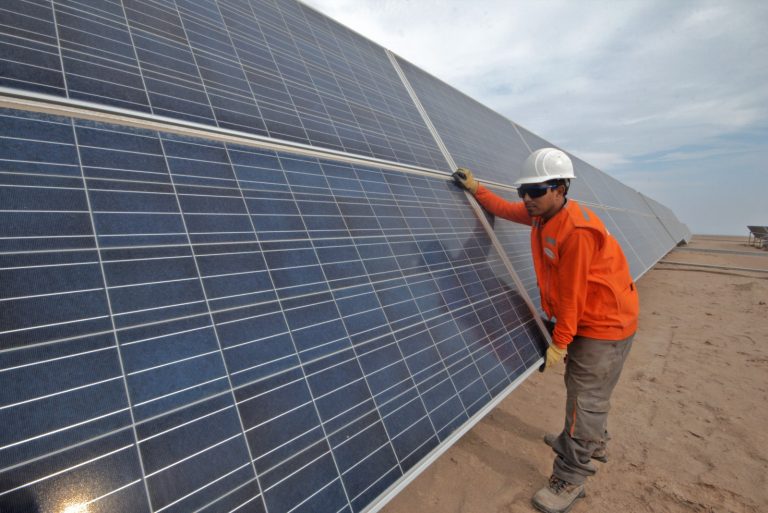 Generación de energía eléctrica con centrales eólicas y solares aumentó 129% y 27%, respectivamente, en agosto, afirma el Minem