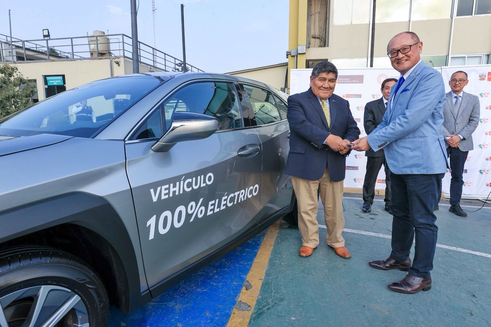 “La electrificación es un paso imprescindible”: Minem y Toyota firman acuerdo para promover movilidad eléctrica