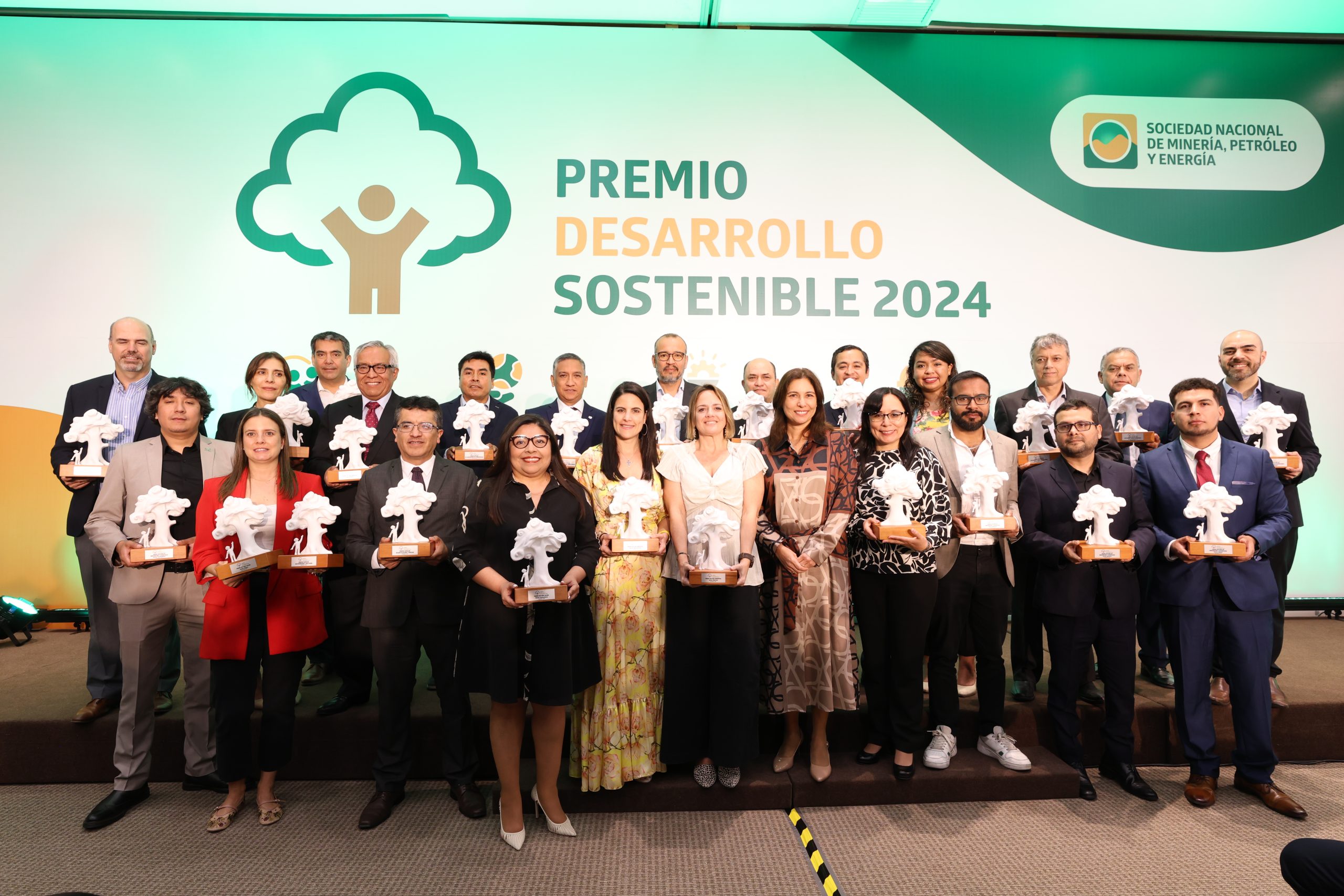 SNMPE otorgó Premio Desarrollo Sostenible 2024 a 22 proyectos de empresas del sector minero-energético