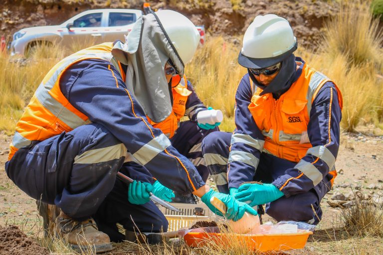 Minera Bateas concluye Plan de Monitoreo Ambiental Participativo 2024 con visita técnica al laboratorio SGS en Arequipa