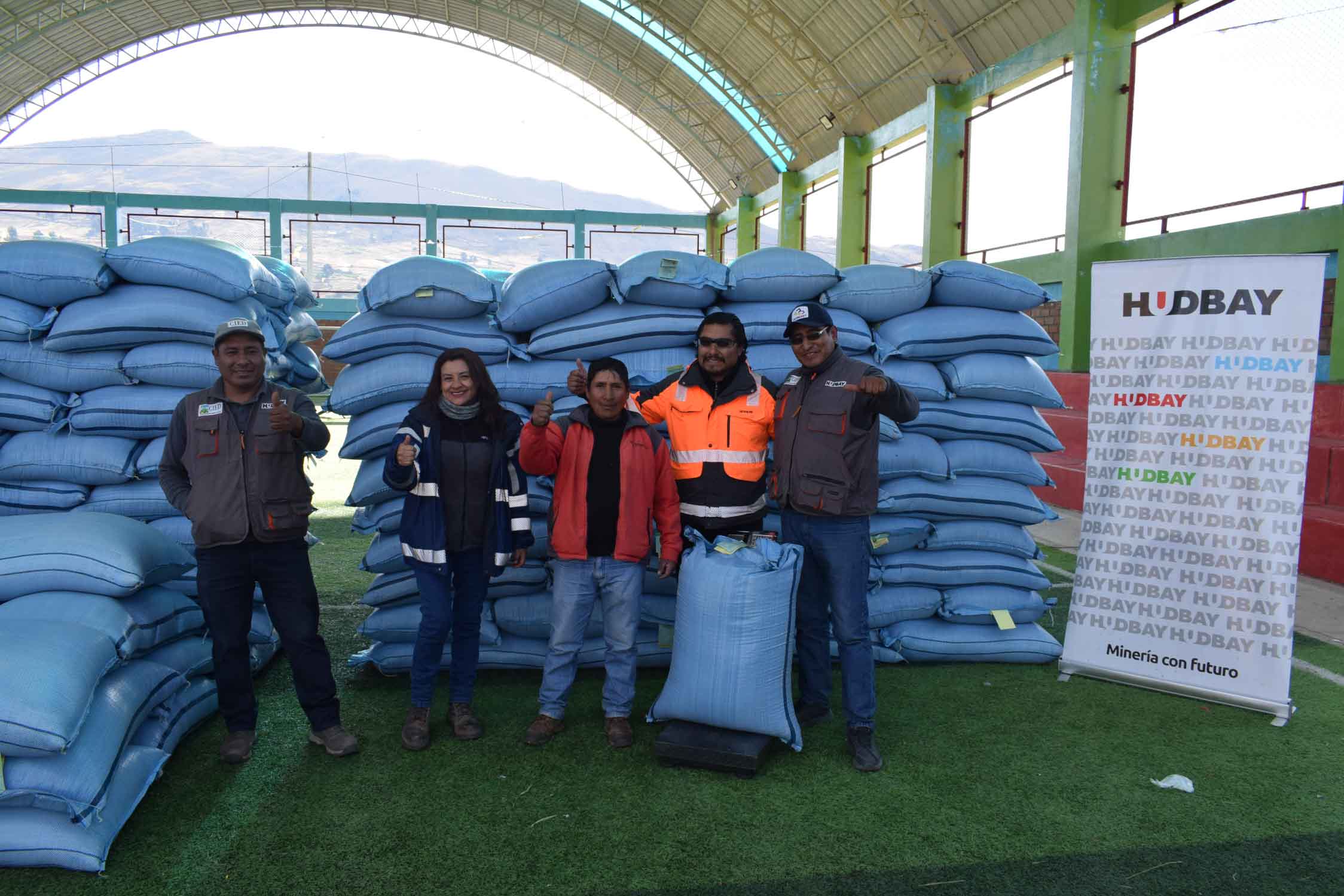 Mina Constancia: Hudbay Perú entrega 149 toneladas de semilla de avena forrajera a nueve comunidades