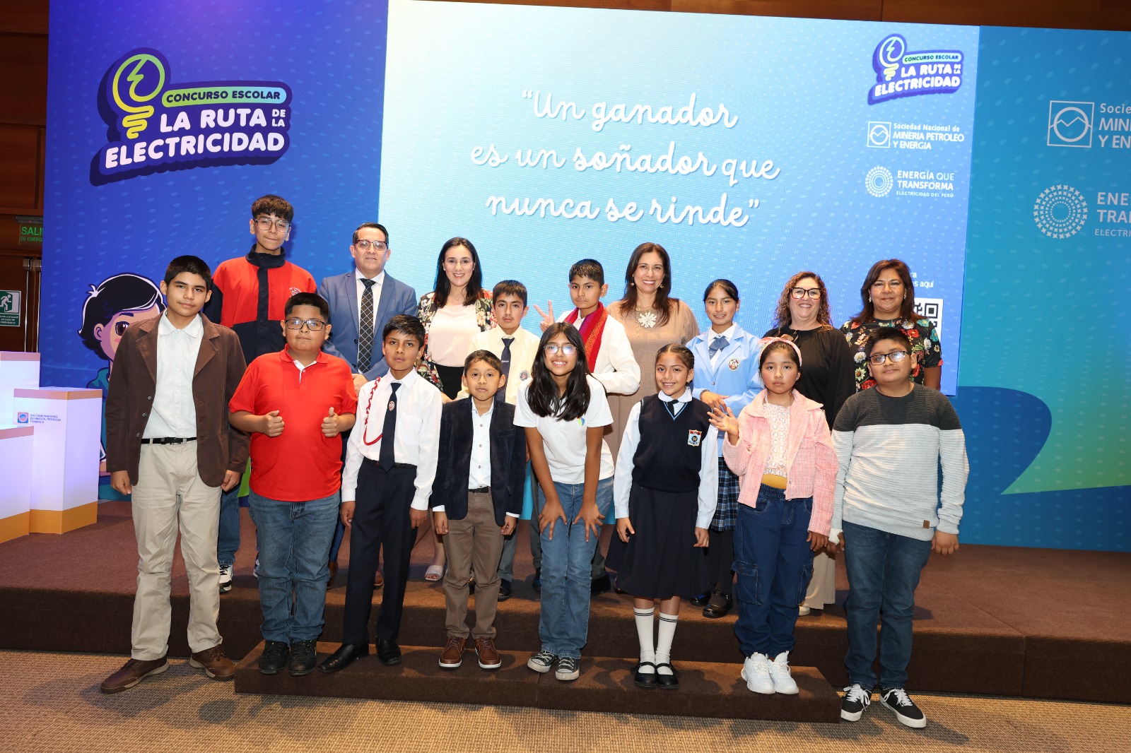 SNMPE premia a 12 escolares de lima y provincias que ganaron concurso escolar “La ruta de la electricidad”