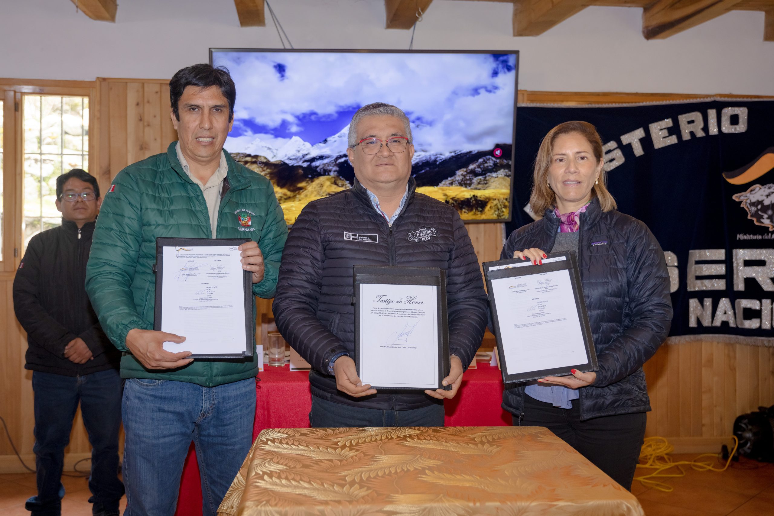 Sernanp y Antamina suscriben convenio para fomentar el turismo sostenible y la investigación en el Parque Nacional Huascarán