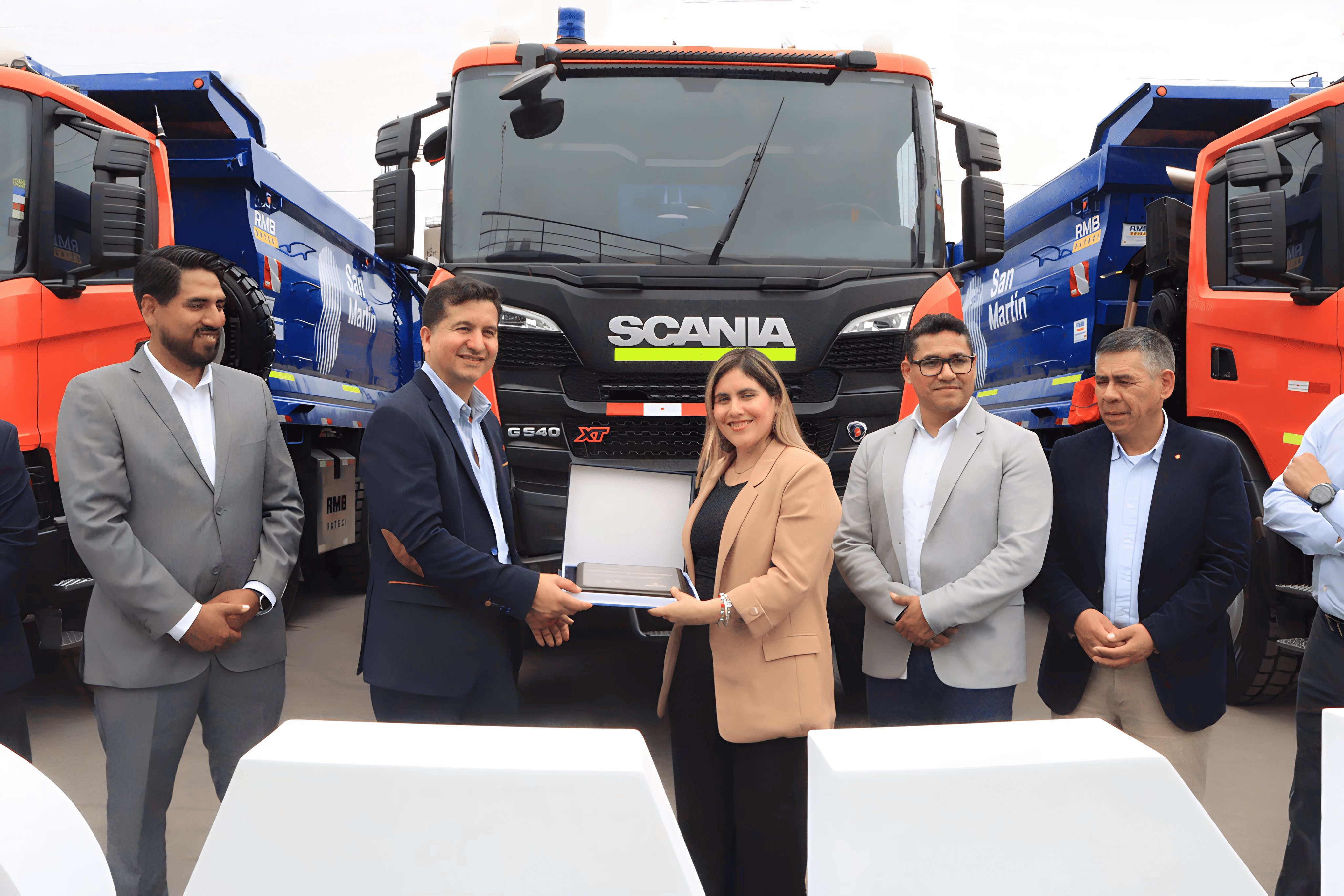 Scania entrega 50 camiones Heavy Tipper a San Martín Contratistas Generales