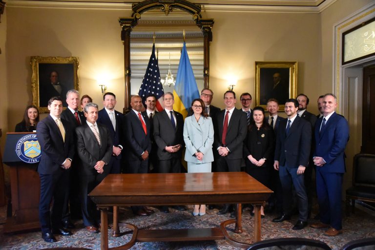 Acceso prioritario: Estados Unidos y Ucrania firman un acuerdo para explotar minerales