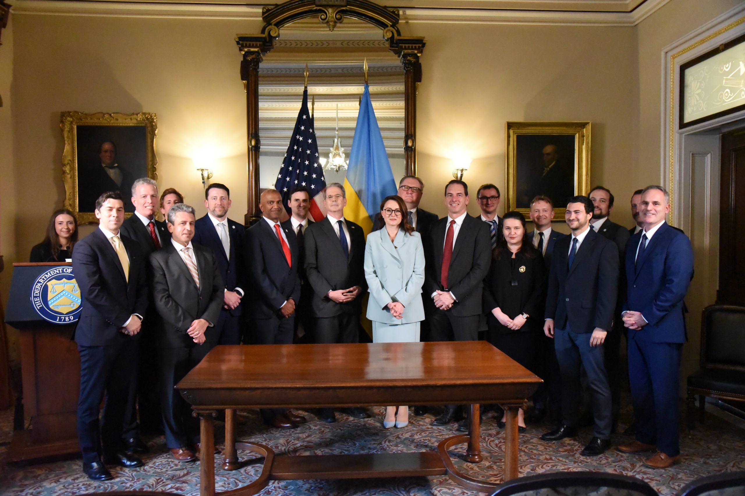 Acceso prioritario: Estados Unidos y Ucrania firman un acuerdo para explotar minerales