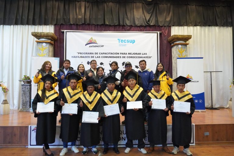 Jóvenes de comunidades del proyecto Coroccohuayco se graduaron como operadores de equipo pesado
