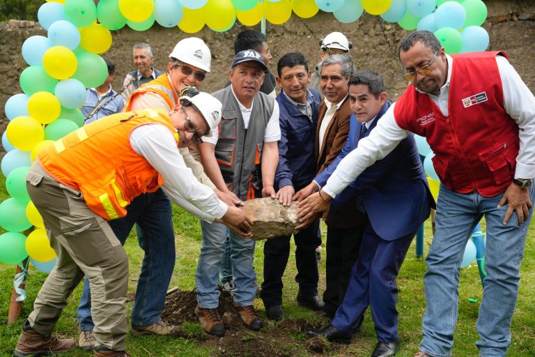 Antamina: Colocan primera piedra para modernización de colegio inicial en Chavín