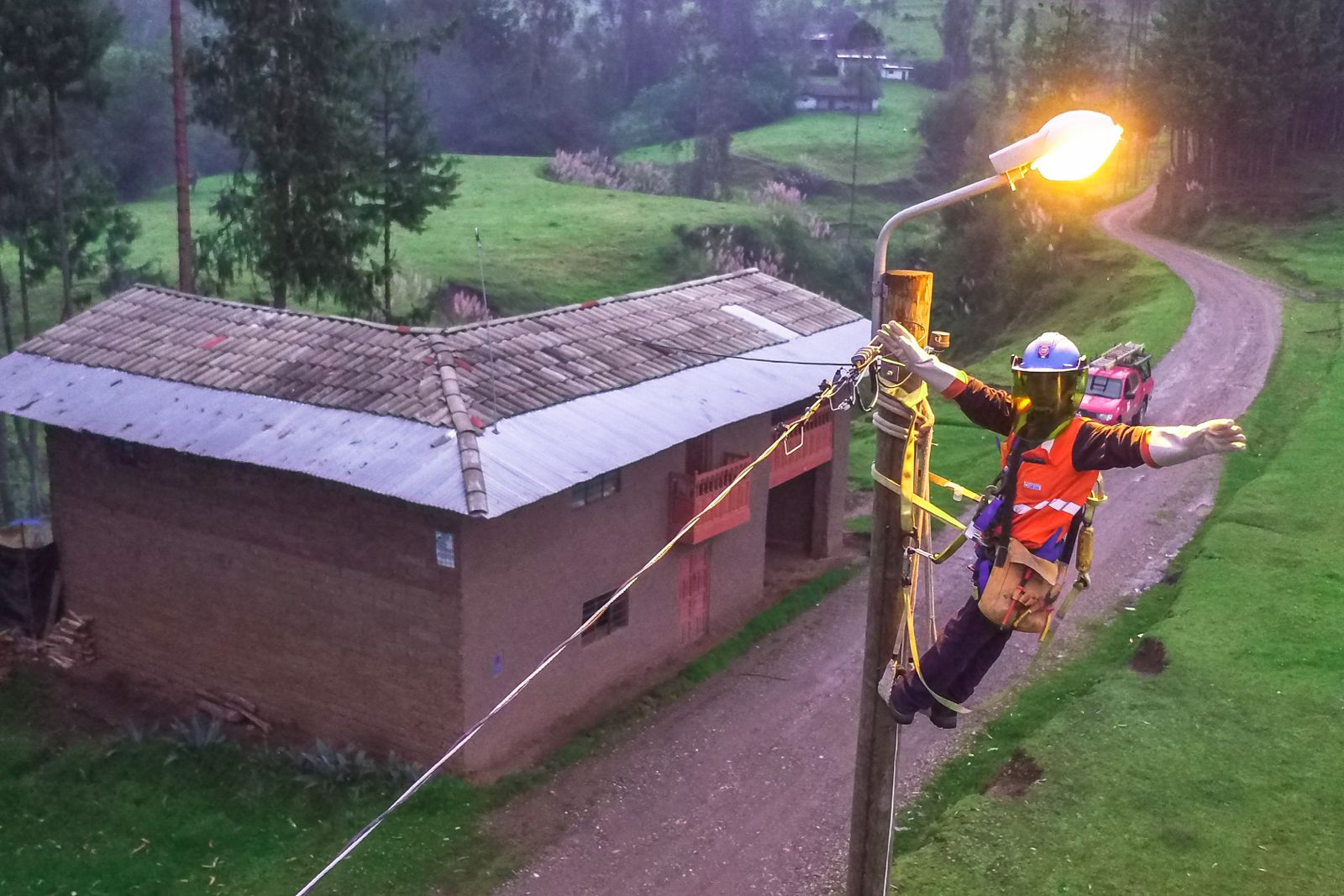 Transfieren 19 proyectos de electrificación rural a empresas regionales Electro Oriente y Adinelsa