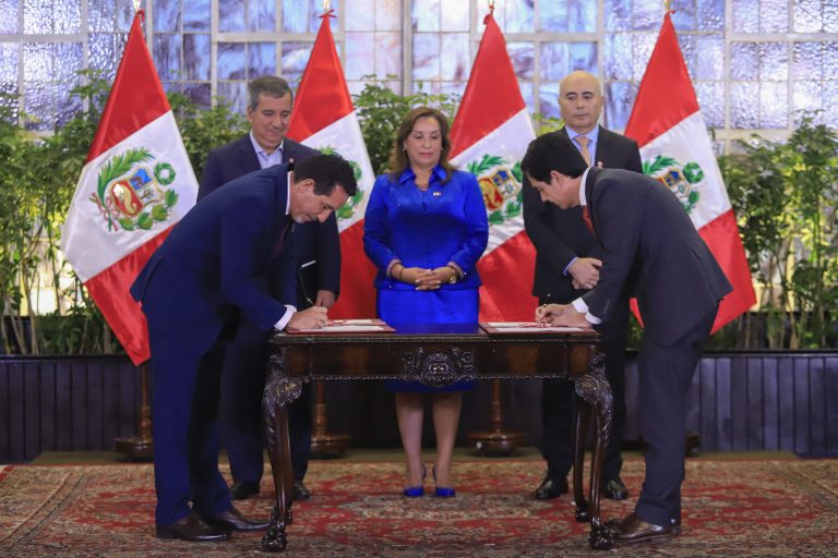 Estado firma contrato de concesión de PTAR Chincha 