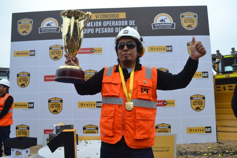 Nelson Flores Ochoa, el mejor operador de maquinaria pesada del país es daltónico