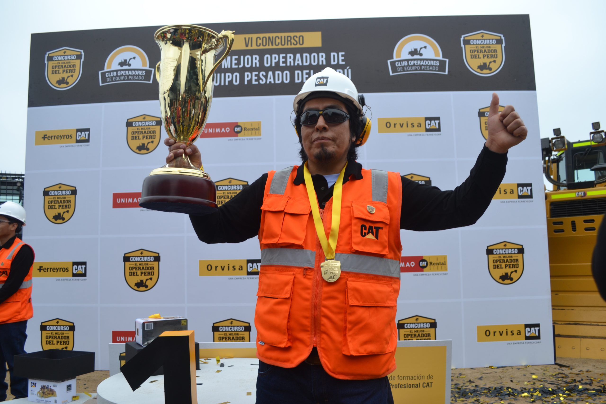 Nelson Flores Ochoa, el mejor operador de maquinaria pesada del país es daltónico