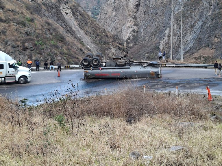 OEFA supervisa volcadura de un camión cisterna en Carretera Central