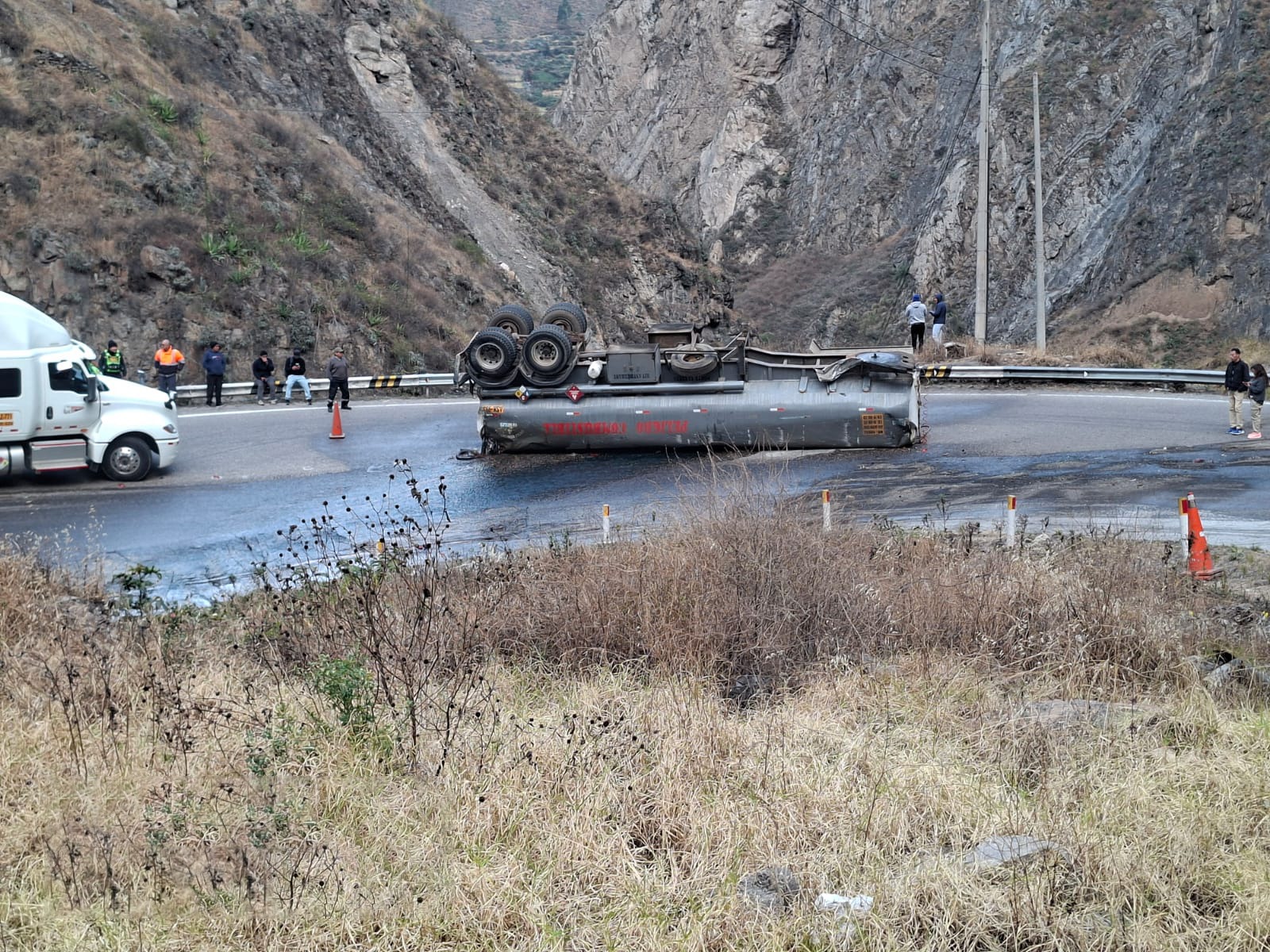 OEFA supervisa volcadura de un camión cisterna en Carretera Central