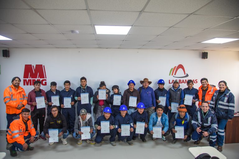 32 jóvenes culminan con éxito el Programa de Oficios 2025 de Las Bambas