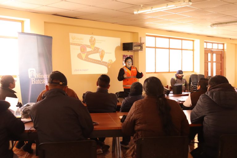Minera Bateas impulsa educación digital en el distrito de Caylloma con biblioteca virtual que funciona sin internet