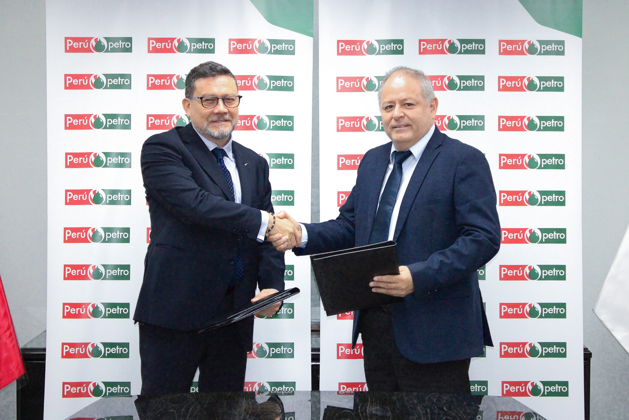 Perupetro suscribe dos nuevos convenios de evaluación técnica en cuencas Ucayali y Talara
