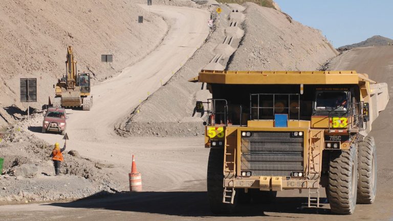 Nueve de los 29 mayores proyectos de cobre paralizados en el mundo están en Perú, advierte el IPE