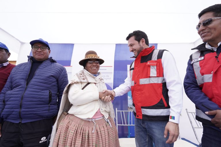 Anglo American entrega equipos de telemedicina para Titire