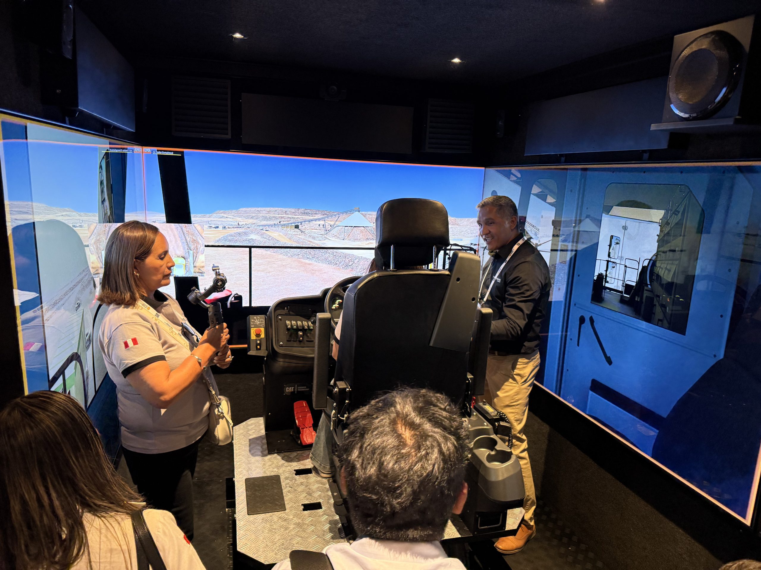 Ferreyros y su simulador 360 de un camión 798 de 400 toneladas métricas en Perumin