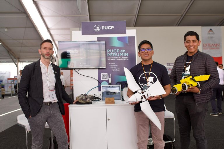 Estudiantes diseñan dron en forma de ave para vigilar minas y proteger especies silvestres