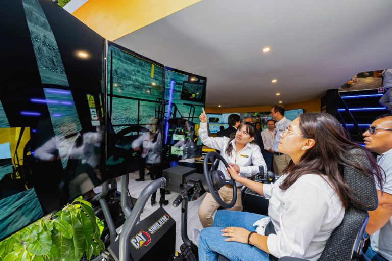 Ferreycorp lleva la experiencia de operar camión gigante Cat 798 al PERUMIN 37