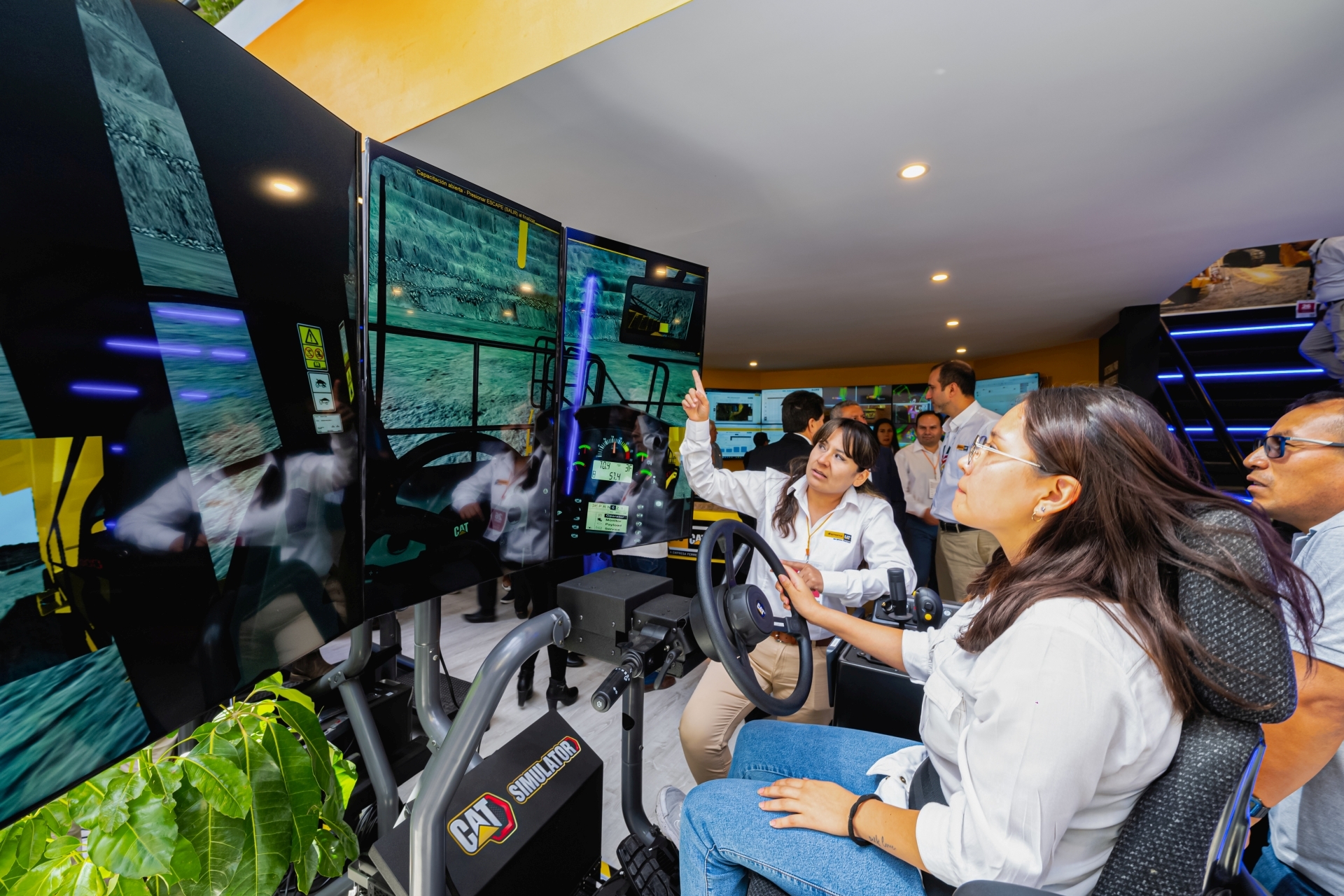 Ferreycorp lleva la experiencia de operar camión gigante Cat 798 al PERUMIN 37