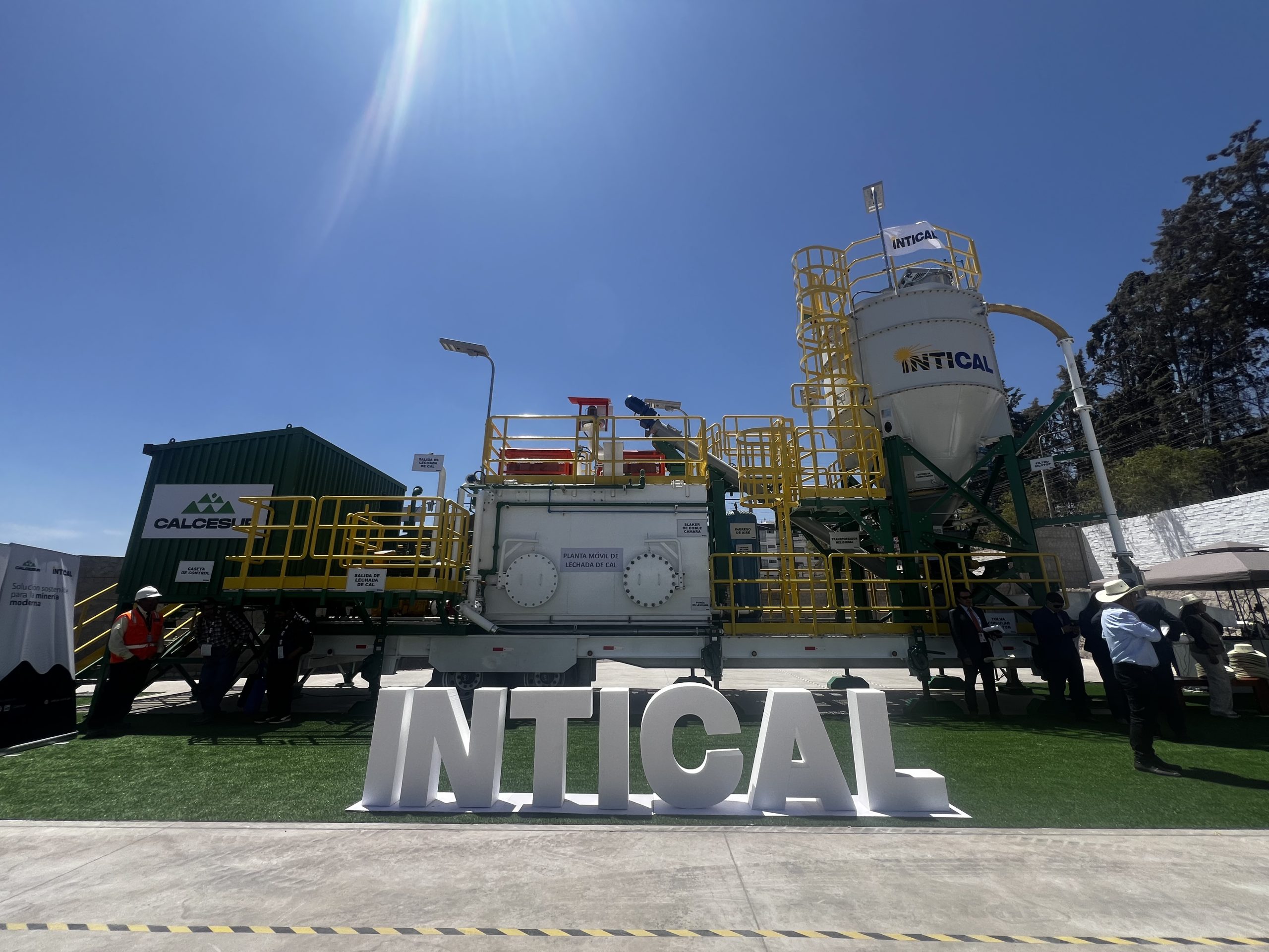 Traslada, enchufa y produce: la innovadora planta móvil de lechada de cal de Calcesur para la minería peruana