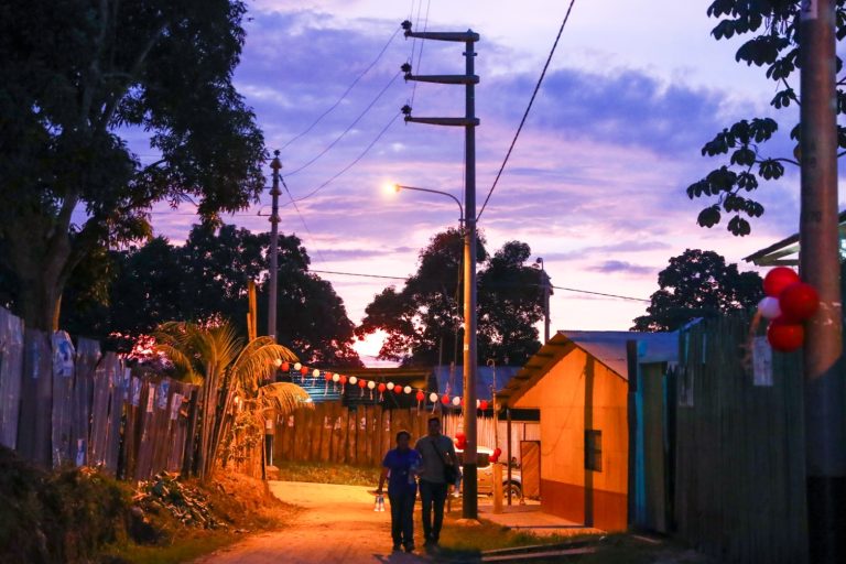 Minem concluye diez obras de electrificación rural