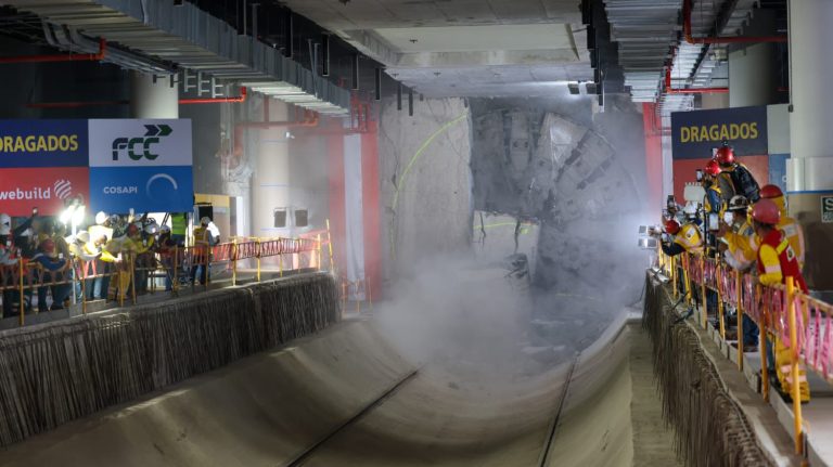 Tuneladora Delia llega a estación Elio de la Línea 2 del Metro