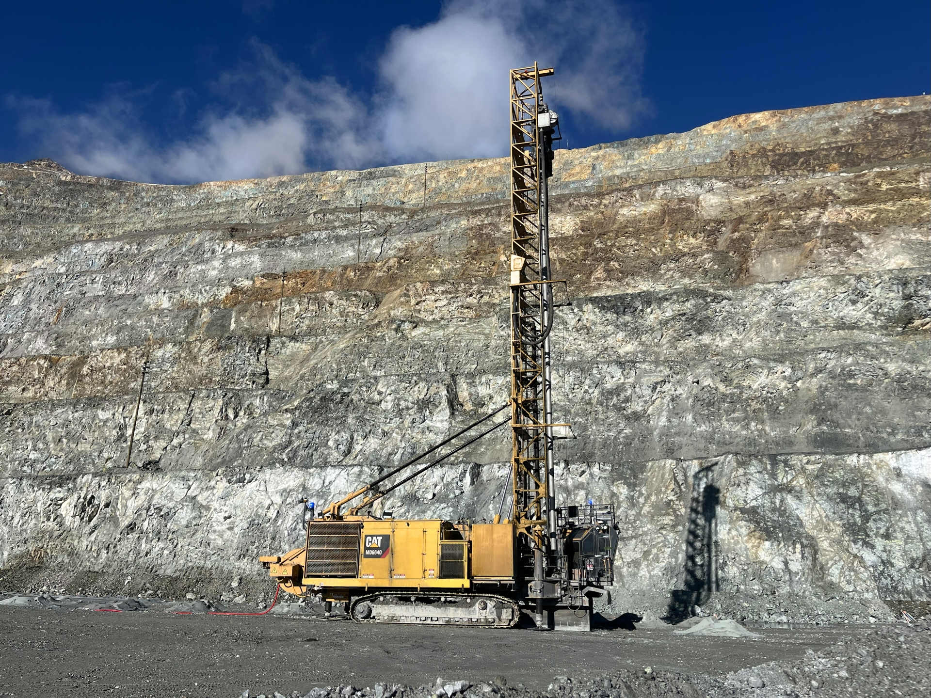 Primera perforadora autónoma Cat inicia operaciones en Toromocho, controlada 100% de forma remota desde Lima