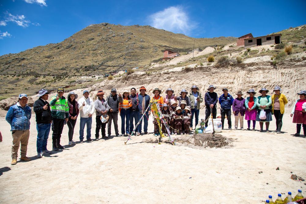 Las Bambas: colocan la primera piedra de la nueva I.E. N.°1177 San Martín