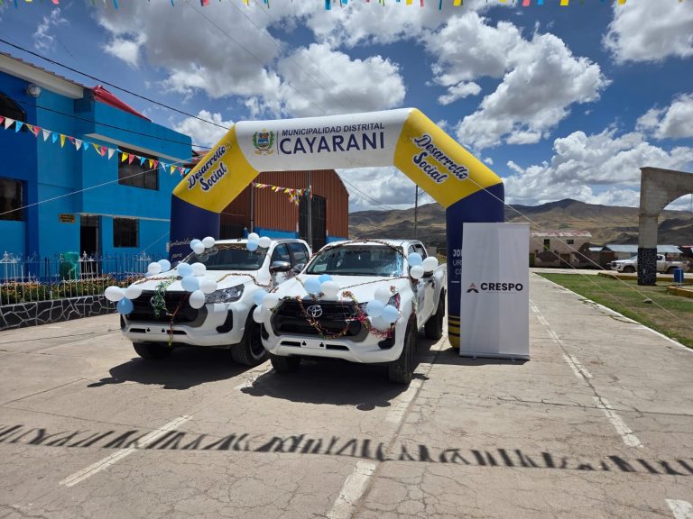 Compañía Minera Crespo entrega dos camionetas a la Municipalidad Distrital de Cayarani