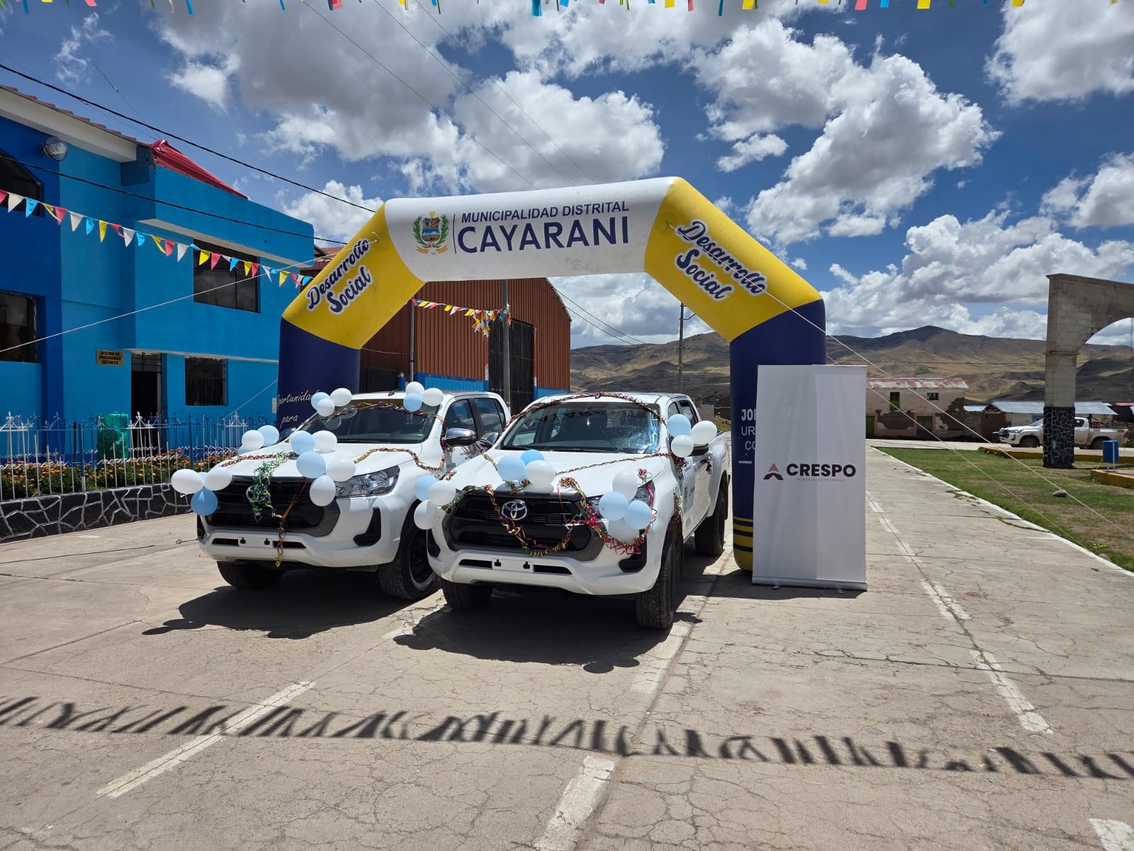 Compañía Minera Crespo entrega dos camionetas a la Municipalidad Distrital de Cayarani