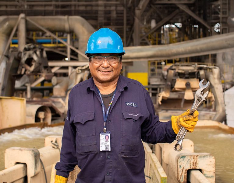 «Tengo una amistad con los robots del área. Entre abrazos y palabras, he compartido con ellos estas cinco décadas en la empresa»