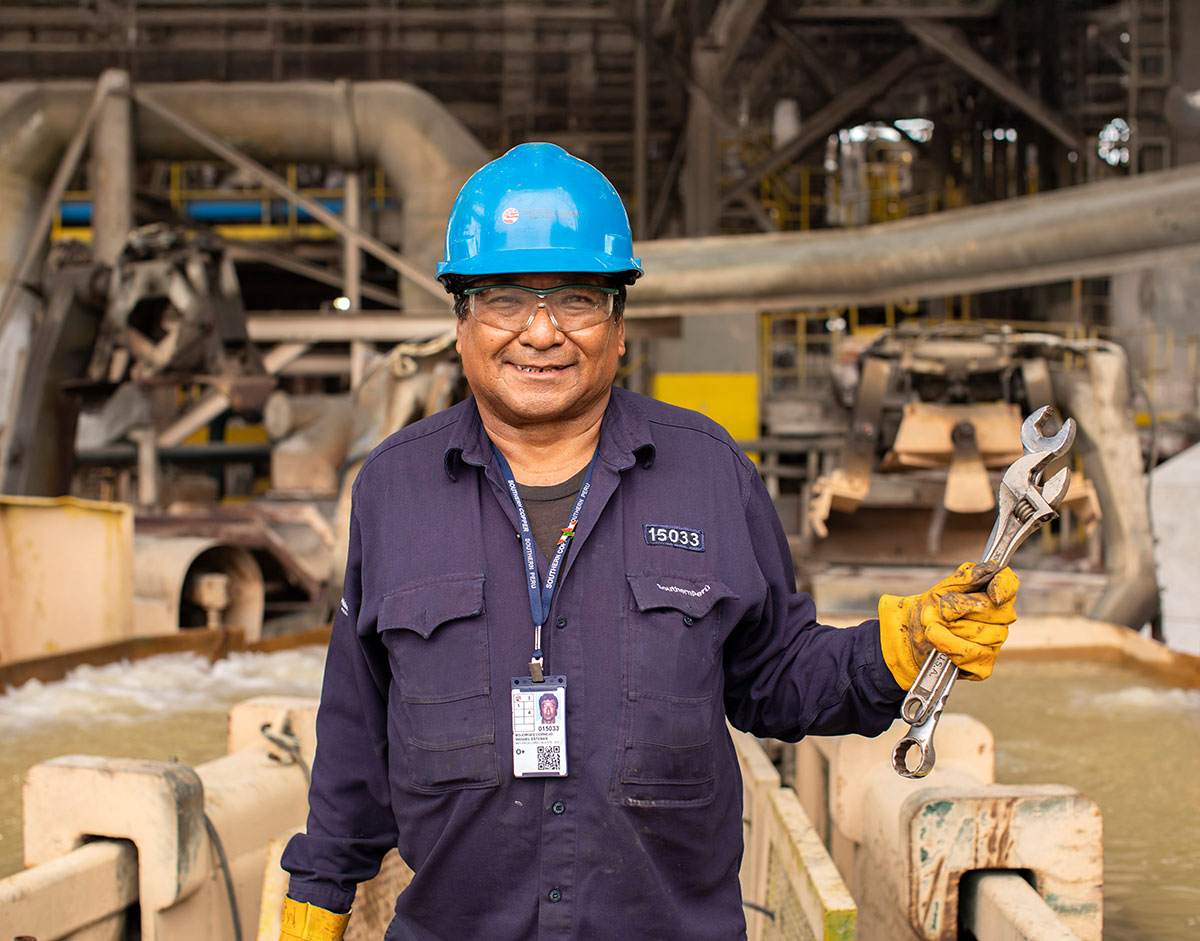 «Tengo una amistad con los robots del área. Entre abrazos y palabras, he compartido con ellos estas cinco décadas en la empresa»