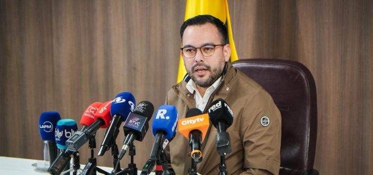 Colombia suspende suministro de energía eléctrica a Ecuador