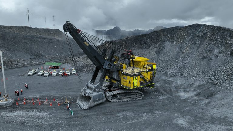 Antamina pone en operación la pala más grande del mundo